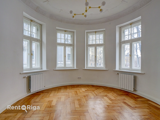 Izīrē izsmalcinātu 4-istabu dzīvokli uz klusās Akas ielas, starp Ģertrūdes un Lāčplēša Rīga - foto 5
