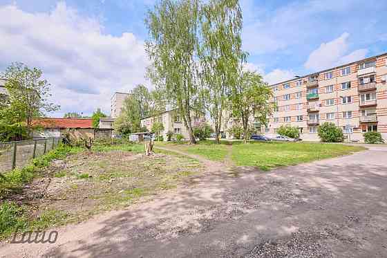 Pārdod zemes platību pašā Kauguru centrā dauddzīvokļu māju rajonā.
Zemes platības atļautā izmantošan Юрмала