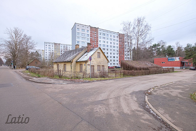 Pārdod 90 gados celtu ēku ar blakus esošiem uz zemes teritorijas siltumnīcas pamatiem un Jūrmala - foto 1
