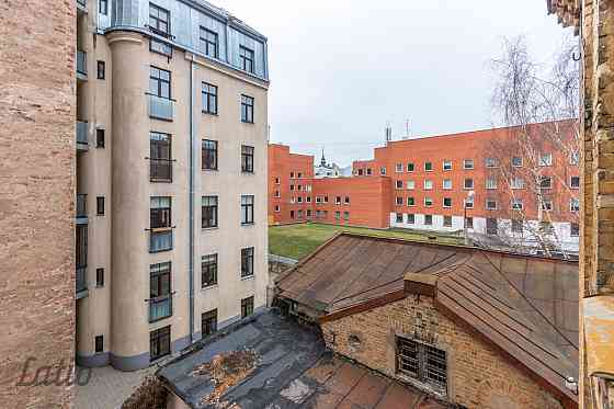Pārdod piecistabu dzīvokli klusajā centrā, pagalma mājā. Labierīcībās gan duša, gan vanna. Dzīvoklim Rīga