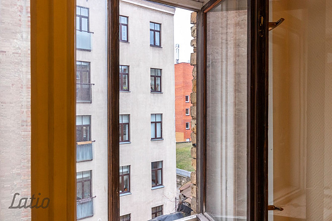 Pārdod piecistabu dzīvokli klusajā centrā, pagalma mājā. Labierīcībās gan duša, gan Rīga - foto 4