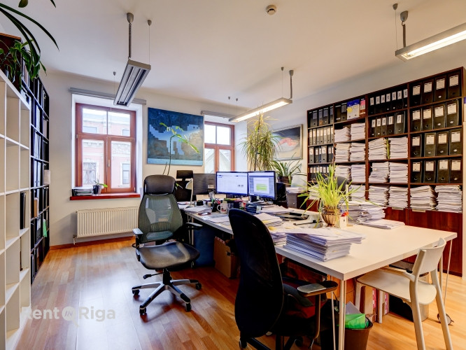 Office premises in a renovated building on the 5th floor (NO ELEVATOR).  A cozy, well-maintained, an Рига - изображение 1