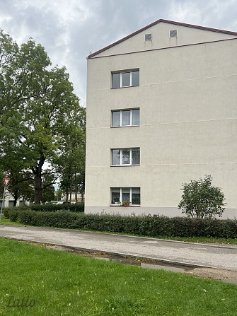 Pārdod siltu dzīvokli renovētā mājā netālu no centra. Dzīvoklī jauni logi un radiatori ar Liepāja - foto 1