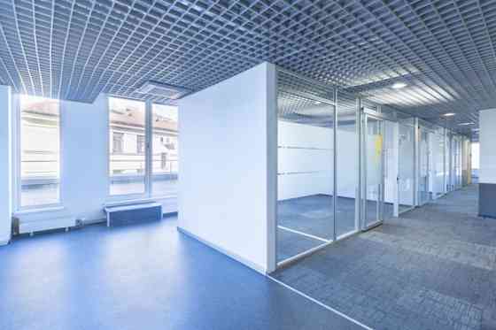 Open-plan office for lease occupying the entire 4th floor of the building.  The interior area is 500 Рига