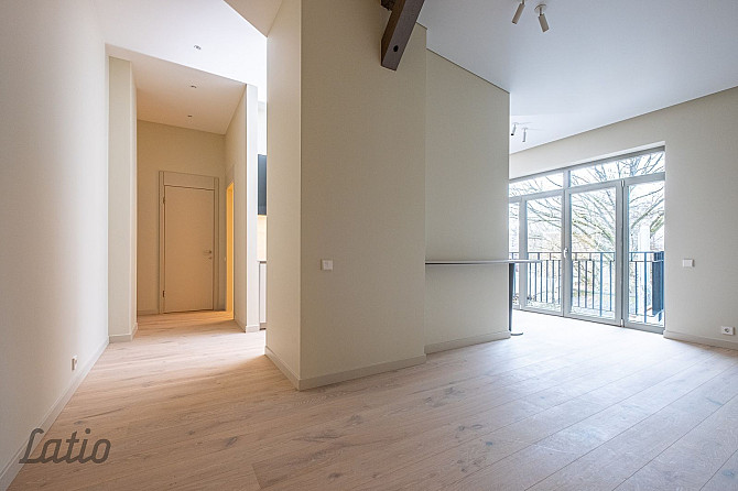 Pārdod plašu un skaistu mansarda veida dzīvokli renovētā mājā Āgenskalnā.
Dzīvoklis ir Rīga - foto 3