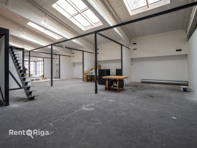 Tiek piedāvātas uzņēmumiem biroja telpas visā 2. stāvā ar sagatavotu projektu. Norādītā Rīga - foto 4