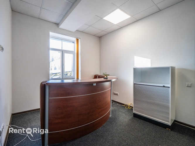 Birojs ar savu privāto sanmezglu kabinetā.  Platība: 22.4 m  Telpas apraksts: + Kondicionieris + Rīga - foto 8