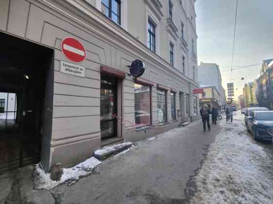 Tirdzniecības telpas.  Piemērotas veikalam, salonam vai tml. Telpām nav ēdināšanas kods.  Puse no te Rīga