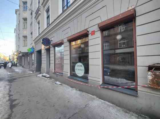 Tirdzniecības telpas.  Piemērotas veikalam, salonam vai tml. Telpām nav ēdināšanas kods.  Puse no te Rīga