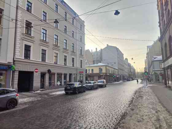 Tirdzniecības telpas.  Piemērotas veikalam, salonam vai tml. Telpām nav ēdināšanas kods.  Puse no te Rīga