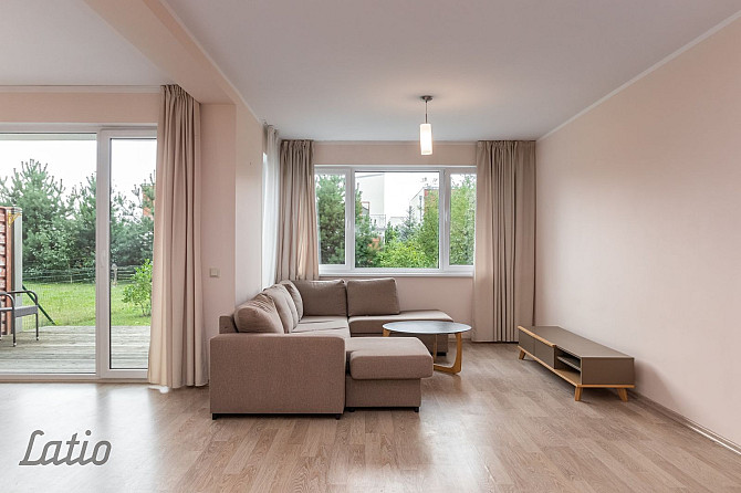 Pārdod divstāvu māju privātmāju ciematā Piņkos.
Mājas pirmajā stāvā ir plaša viesistaba, virtuve, ap Рижский район - изображение 5