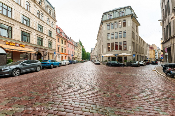 Veikala telpas Vecrīgā Smilšu ielā 3. Pie telpām var piebraukt un apstāties ar auto.  Ieeja Rīga - foto 2