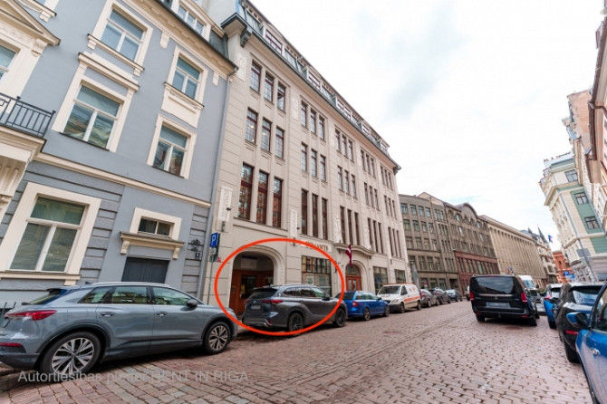 Veikala telpas Vecrīgā Smilšu ielā 3. Pie telpām var piebraukt un apstāties ar auto.  Ieeja Rīga - foto 1