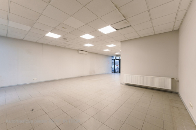 Biroja telpas 1. stāvā Mūkusalas biroju centrā.  Tiek iznomātas tirdzniecības / komerctelpas Rīga - foto 4