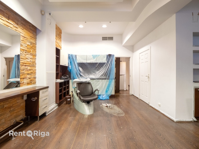 Salon or retail premises with large display windows.  Previously, the premises housed a hairdressing Рига - изображение 7