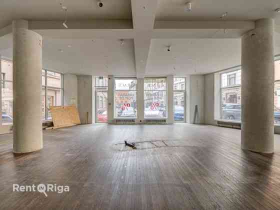 Large windows, excellent visibility and convenient parking  premises for a shop or restaurant in Rig Рига
