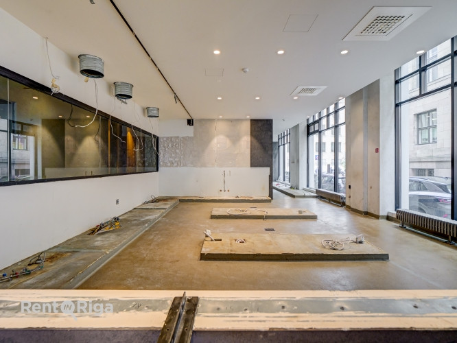 Large windows, excellent visibility and convenient parking  premises for a shop or restaurant in Rig Рига - изображение 11