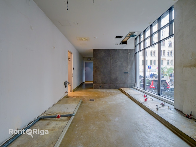 Large windows, excellent visibility and convenient parking  premises for a shop or restaurant in Rig Рига - изображение 14