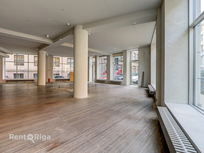 Large windows, excellent visibility and convenient parking  premises for a shop or restaurant in Rig Рига - изображение 7