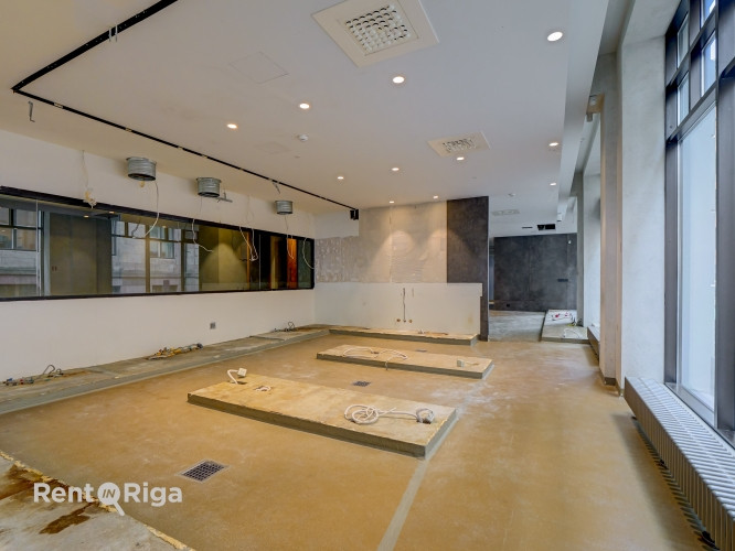 Large windows, excellent visibility and convenient parking  premises for a shop or restaurant in Rig Рига - изображение 12