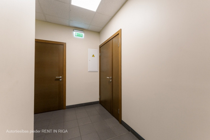 Gaišs birojs kvalitatīvi renovētā ēkā.  Taisnstūra formas birojs. Pie telpu ieejas durvīm Rīga - foto 5