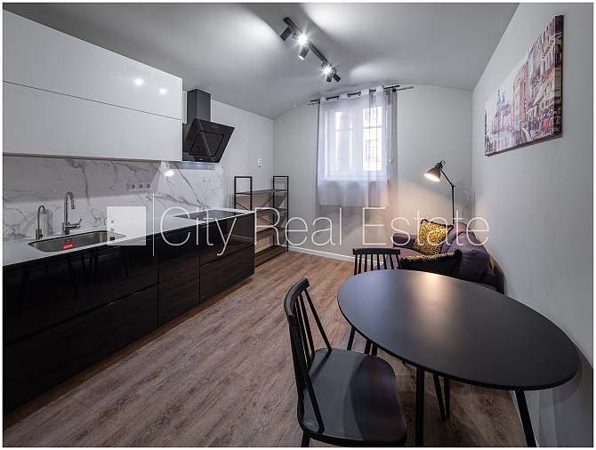 Renovēta māja, slēgts pagalms, logi vērsti uz ielas pusi, viena istaba izolēta, studio tipa, Rīga - foto 1