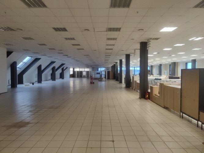 Piedāvājam veikala telpas tirdzniecības centrā 