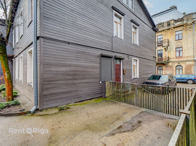 Renovēta divu stāvu koka ēka Āgenskalnā.  Ēkas kopējā platība 612 m2. Lietderīgā Rīga - foto 5