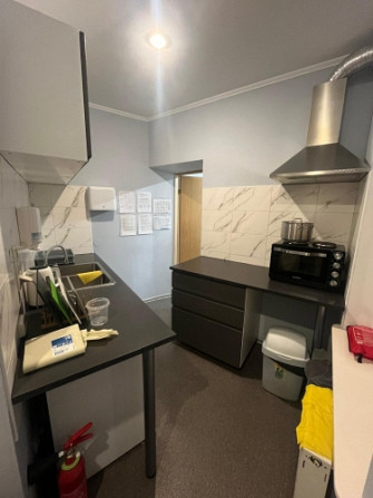 Renovēta divu stāvu koka ēka Āgenskalnā.  Ēkas kopējā platība 612 m2. Lietderīgā Rīga - foto 7