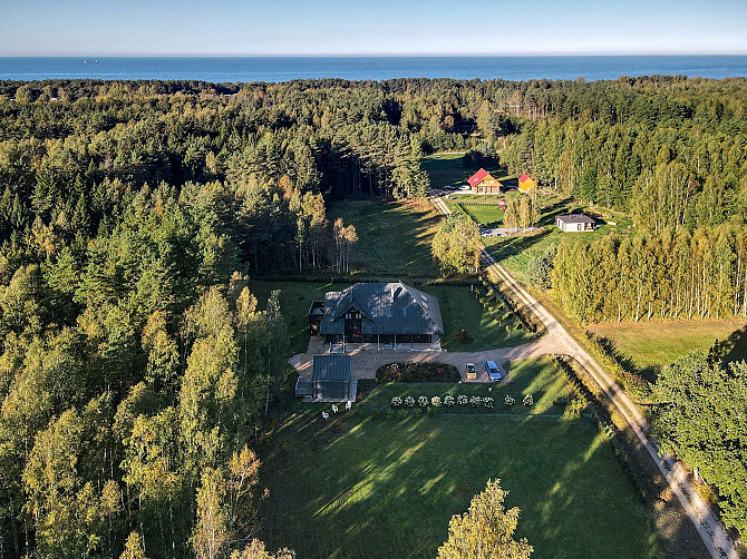 Moderna, ļoti kvalitatīvi būvēta, sešu istabu savrupmāja Zvejniekciemā, meža ielokā, 54km Saulkrasti - foto 1
