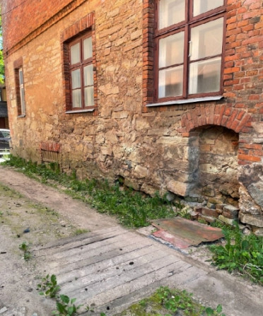 Trīsstāvu rekonstruējama māja Cēsu vecpilsētā.  Būvniecības gads: 1880. Ķieģeļu sienas, Cēsis un novads - foto 8