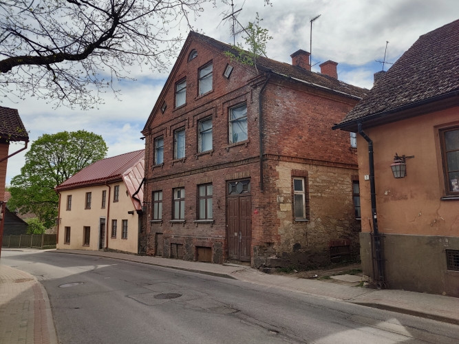 Trīsstāvu rekonstruējama māja Cēsu vecpilsētā.  Būvniecības gads: 1880. Ķieģeļu sienas, Cēsis un novads - foto 1