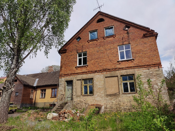 Trīsstāvu rekonstruējama māja Cēsu vecpilsētā.  Būvniecības gads: 1880. Ķieģeļu sienas, Cēsis un novads - foto 7