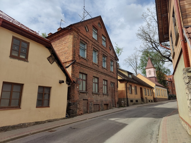 Trīsstāvu rekonstruējama māja Cēsu vecpilsētā.  Būvniecības gads: 1880. Ķieģeļu sienas, Cēsis un novads - foto 2