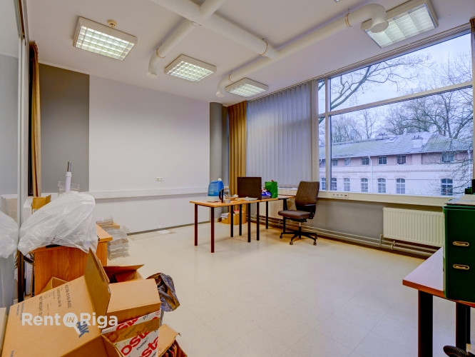 Biroja telpas zaļā un labiekārtotā, slēgtā teritorijā.  - Nomas maksā iekļautas 4 Rīga - foto 9