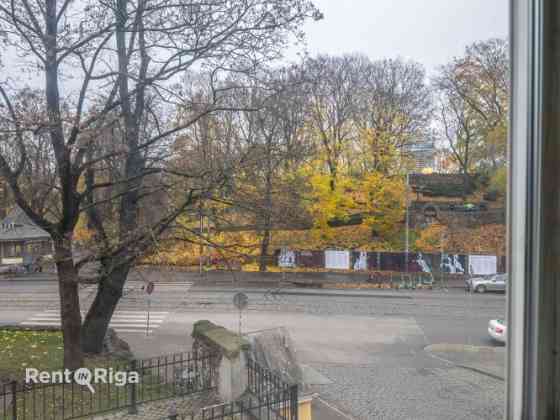 Birojs ar skatu uz Basteja kalnu.  Atrodas 2. stāvā. Viena liela telpa, priekštelpa un sava tualete. Rīga