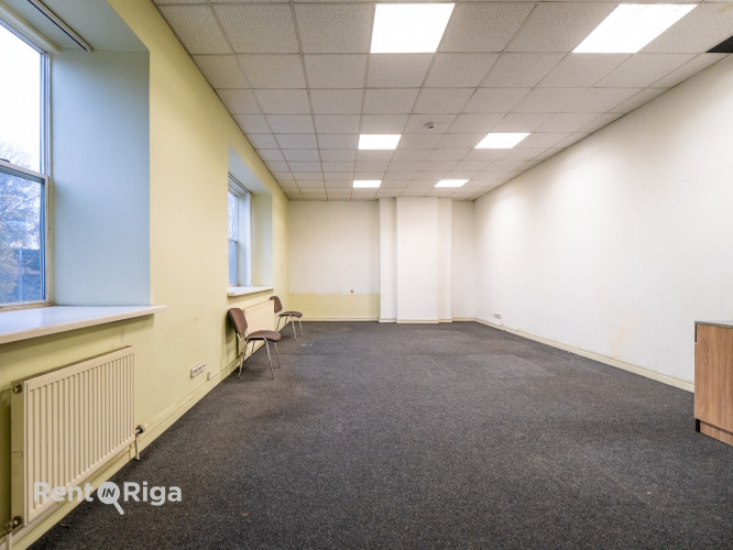 Birojs ar skatu uz Basteja kalnu.  Atrodas 2. stāvā. Viena liela telpa, priekštelpa un sava Rīga - foto 1