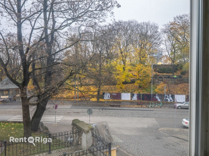 Birojs ar skatu uz Basteja kalnu.  Atrodas 2. stāvā. Viena liela telpa, priekštelpa un sava Rīga - foto 6