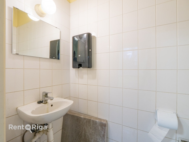 Birojs ar skatu uz Basteja kalnu.  Atrodas 2. stāvā. Viena liela telpa, priekštelpa un sava Rīga - foto 4