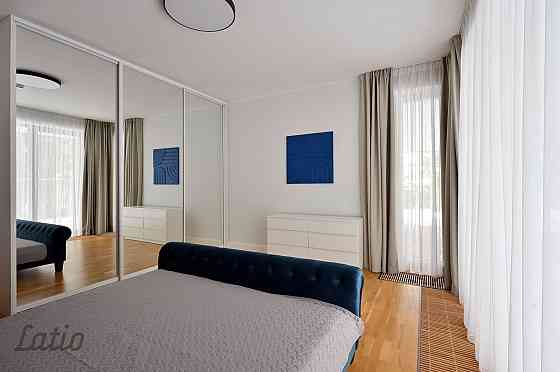 Pārdod mēbelētu un pilnībā aprīkotu dzīvokli jaunajā projektā PINEWOOD 
Dzīvoklī ir plaša viesistaba Jūrmala