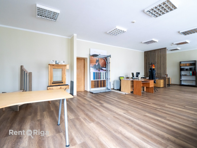 Liela un plaša telpa ar atsevišķu kabinetu, lielu atvērtā tipa ofisa telpu un niša Rīga - foto 1