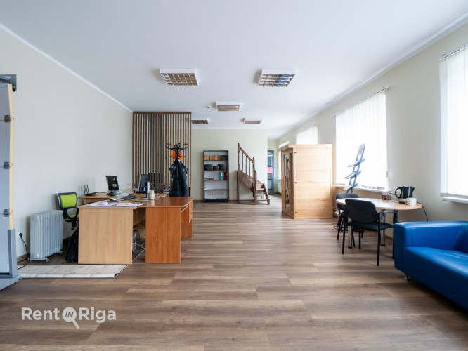 Liela un plaša telpa ar atsevišķu kabinetu, lielu atvērtā tipa ofisa telpu un niša Rīga - foto 4