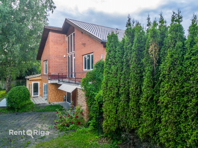 Pārdod trīs stāvu dzīvojamo māju Ogrē ar lieliskām attīstības iespējām.  Piedāvājumā Ogre un novads - foto 2