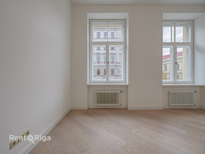 Dzīvoklis ar Elegantiem vēsturiskajiem griestiem un kamīnu!  Piedāvājumā dzīvokļi ar pilnu Rīga - foto 4