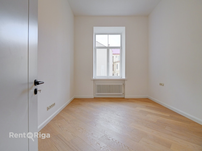 Dzīvoklis ar Elegantiem augstiem griestiem!  Piedāvājumā dzīvokļi ar pilnu apdari! Rīga - foto 4