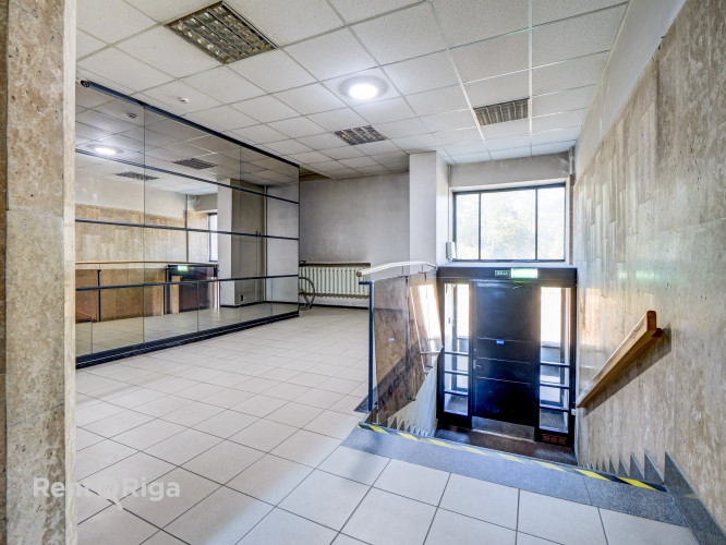 Birojs ar panorāmas skatu uz Dailes teātra skvēru.  Birojs sastāv no vienas lielas telpas 64 Rīga - foto 2