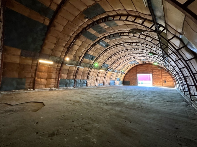 Noliktavas telpas Rumubulā.  + Pusapaļais angārs 450 m2; + 1. stāvs; + 2 divviru vārti 4.2x3m; Rīgas rajons - foto 5