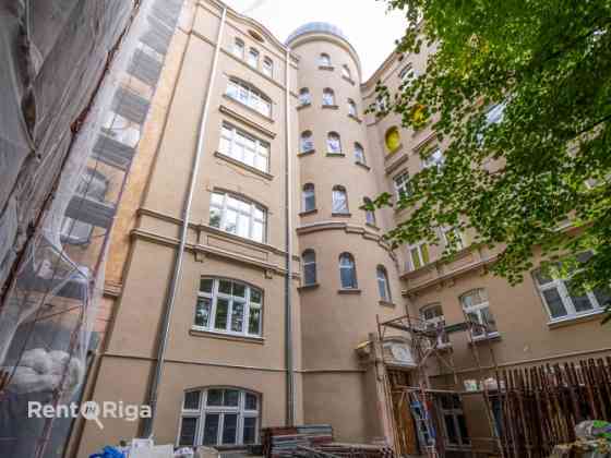 Продаётся меблированная элегантная квартира в полностью отреставрированном Rīga
