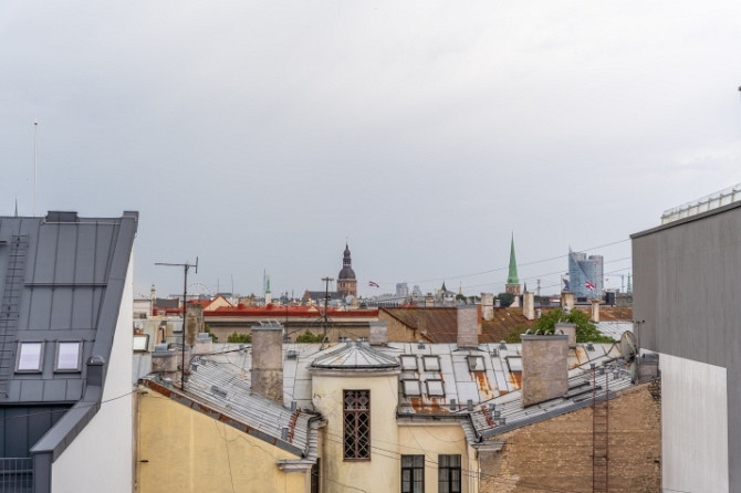 Gaišs mansarda birojs renovētā ēkā, pašā galvaspilsētas centrā. Tas sastāv no 4 istabām: Rīga - foto 6
