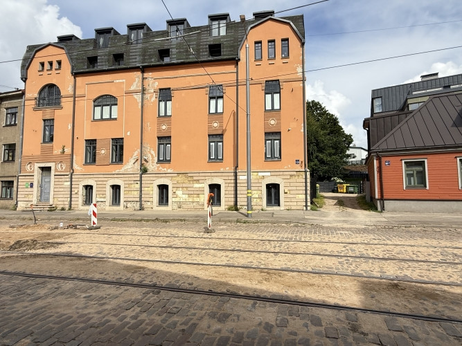 Pārdod dzīvokli  augstais pirmais stāvs fasādes ēkā Latgales ielā, Rīgā.  Piedāvājumā Rīga - foto 1
